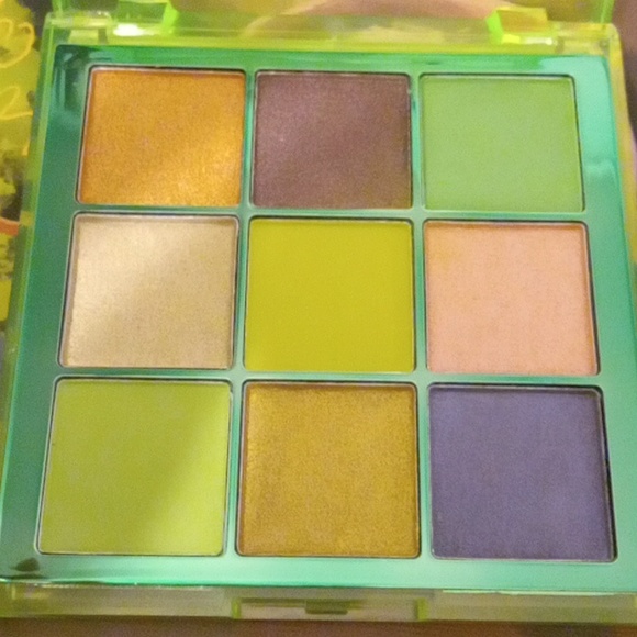 Revolution Other - Revolution Vibrant Green and Yellow Eyeshadow Palette